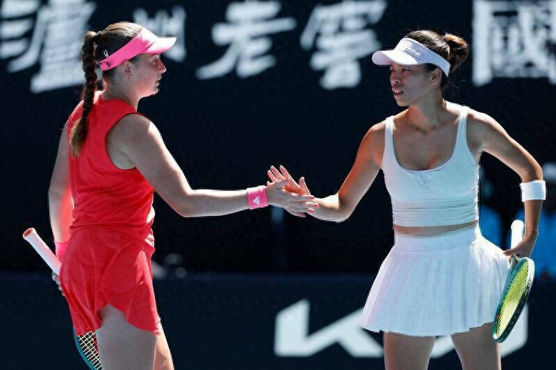 Xie Shuwei/Ostapenko advanced in a thrilling way, forcing their opponents back in three sets to advance to the second round of the 2025 French Open Women's Doubles