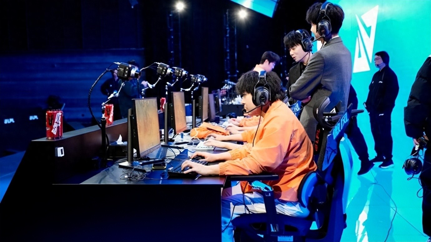 Bin was completely ignored after losing the match! Daeny slammed the table in frustration and publicly criticized Left Hand after the game.