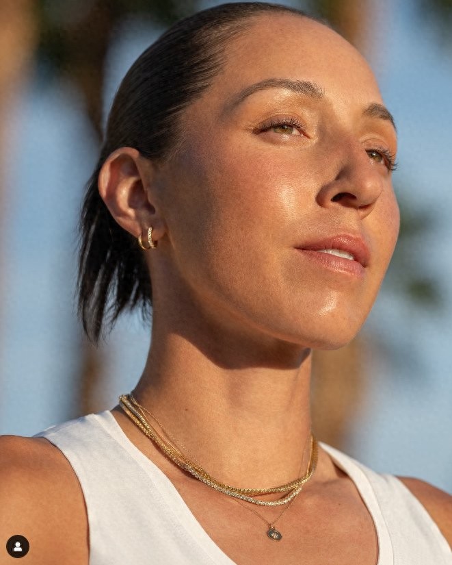 Pegula claims to be among the top three on hard courts and questions why she hasn't won a Grand Slam; can Serena win after her comeback?