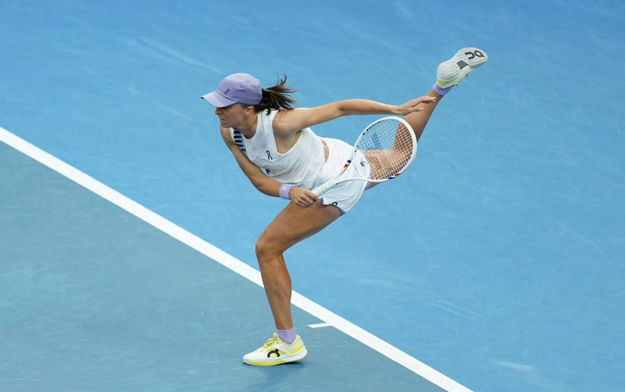 Swiatek once again finds herself at the center of an octopus interference controversy, while Wu Yibing fights hard but narrowly loses and collapses with cramps after the match.