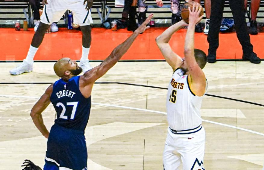 NBA Preseason: Jokic Scores 14 Points and Elbows Gobert; Wolves Win Despite Huzi’s Absence Against Nuggets