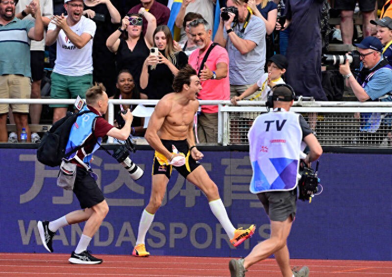 Starting the "one-man martial arts", Duplantis set a new world record in pole vaulting for the 12th time