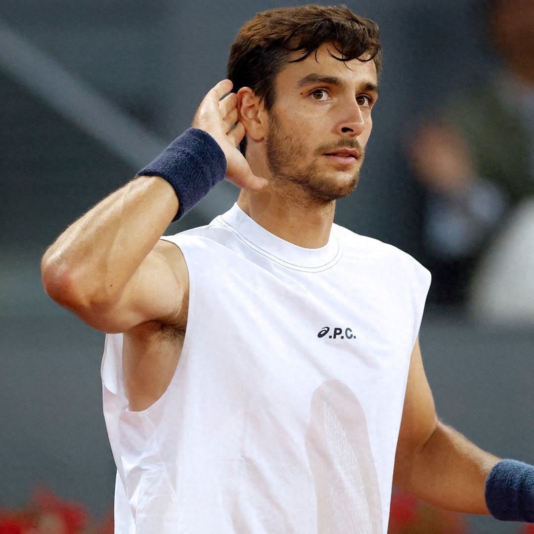 Musetti's sleeveless outfit is a whirlwind of sensuality: muscular aesthetics collide with tennis fashion
