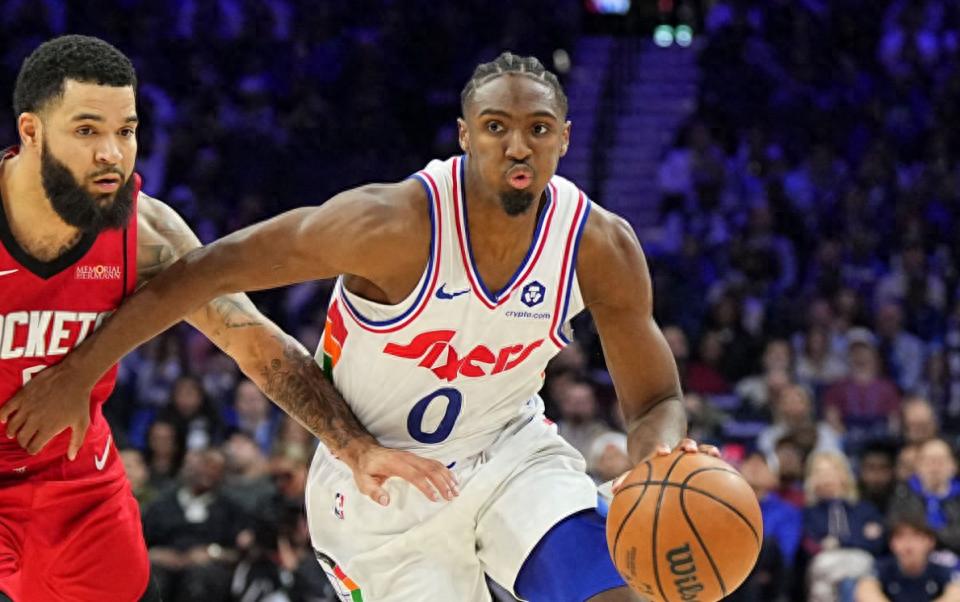 What should the Rockets do to replace VanVleet after his season-ending injury? US media suggests two major trade options: acquiring Maxey or Powell.