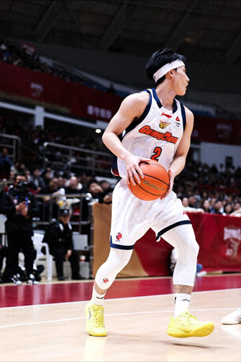 Narrowly escaped a last-second defeat! Xu Jie played through injury, scoring 13 points and 4 assists, with six Guangdong players scoring in double digits as they narrowly beat Zhejiang on the road.