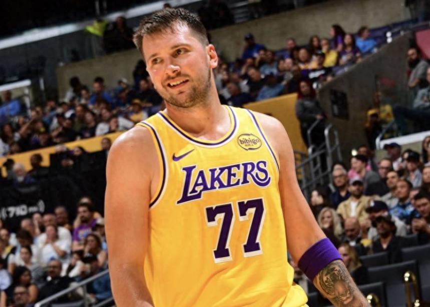 Luka Doncic will be sidelined for at least one week! Experts predict he will miss 5 to 10 games, and LeBron&#39;s absence tests the Lakers&#39; depth.