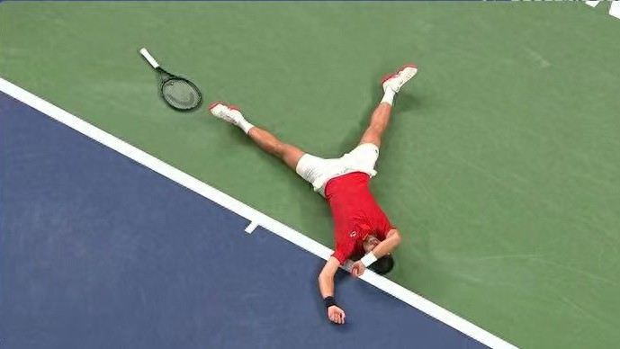 Battling through injury for 161 minutes to reach the quarterfinals, a role model for young adults; Djokovic’s narrow win ends Federer’s record.