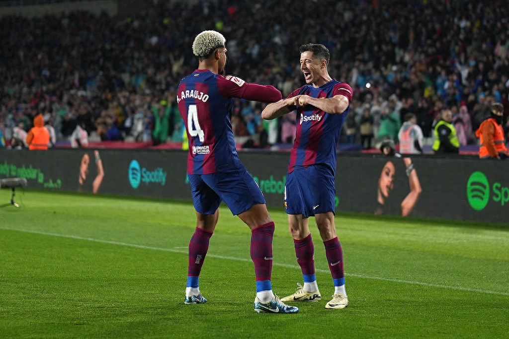 Barcelona is planning major moves next summer! Davies leads a star-studded free transfer lineup, with Flick being the decisive factor.