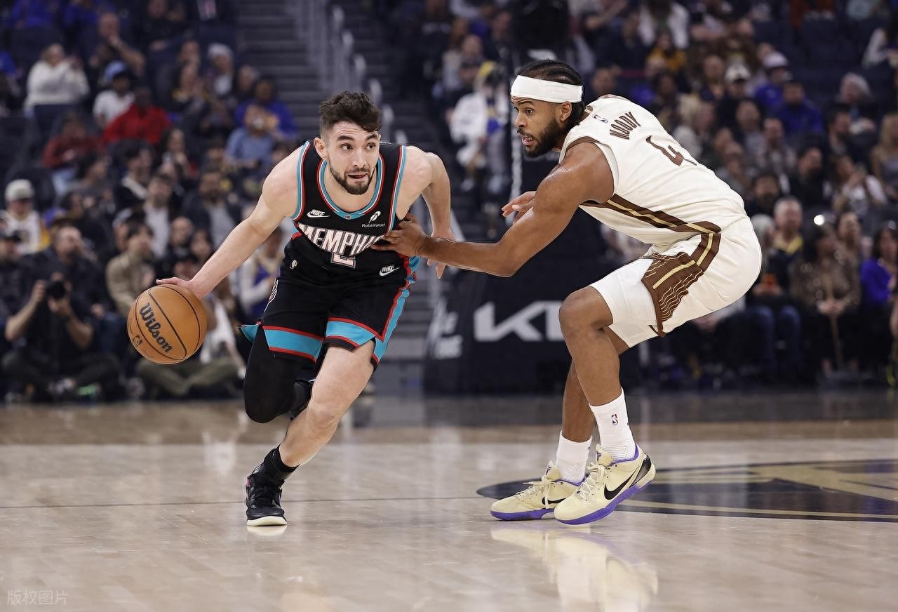 Everyone steps up fearlessly despite Curry's absence! Santos hits the game-winner + seven players score in double digits as the Warriors hand the Grizzlies their third consecutive loss.