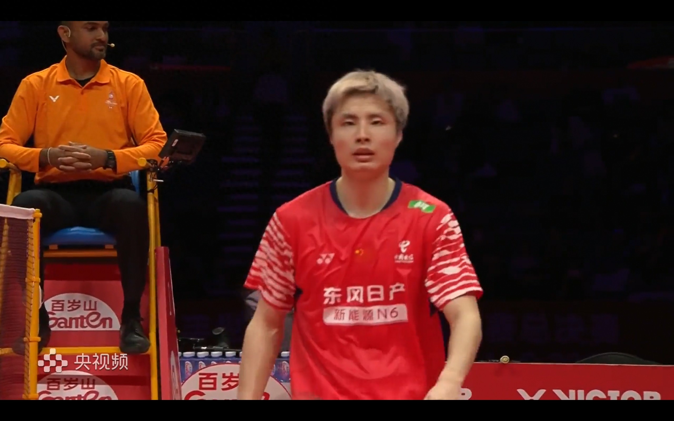 Latest update from the Badminton Finals: Shi Yuqi defeats Kunlavut 2-0 to advance to the final, championship within reach.