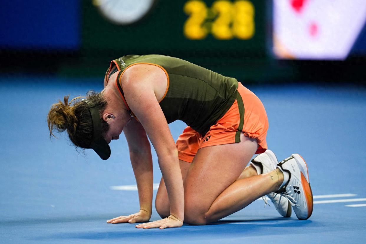 Noskova, who reached six finals with only one victory, is dubbed the tragic heroine; a post-2010 girl sets a new record in Chinese tennis.