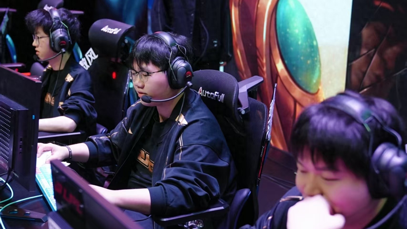 Faker celebrates his 29th birthday! LEC Outbreak Against the Sky Palace: Players are thrown glass shards into their drinks