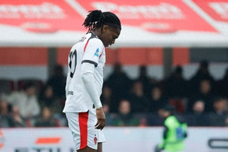 Milan puts star player up for sale at €50M, cash only. The Premier League's two red clubs have yet to act, but a Turkish giant has already made contact.