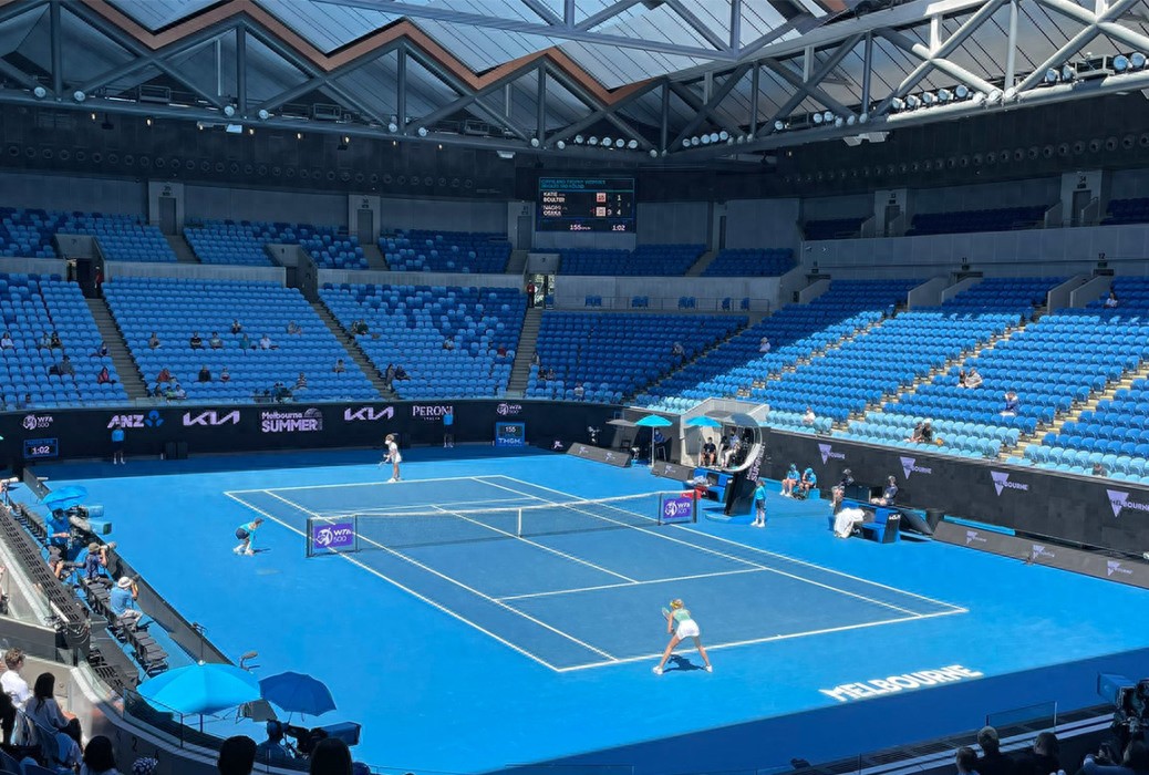 Australian Open adopts a sudden death point format, Djokovic fights to the limit to surpass Medvedev, a dark horse reaches quarterfinals, and Serena makes a comeback against Svitolina.