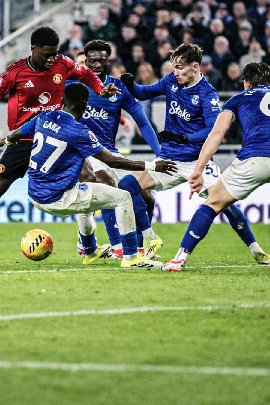 Manchester United has not started talks to raise the salary or extend the contract of their new rising star! They are prioritizing retaining Maguire, and the young player still needs to keep working hard.