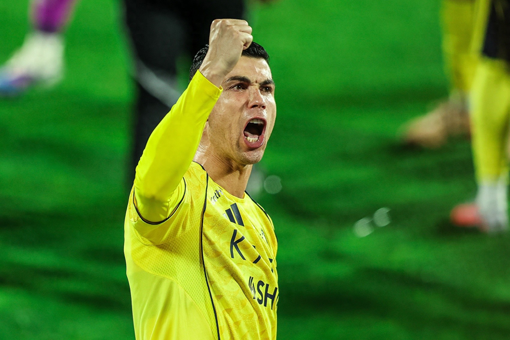 Cristiano Ronaldo dismisses the AFC Champions League second tier, starts but fails to score, misses a one-on-one chance and receives the lowest rating, teammates help advance to the final.