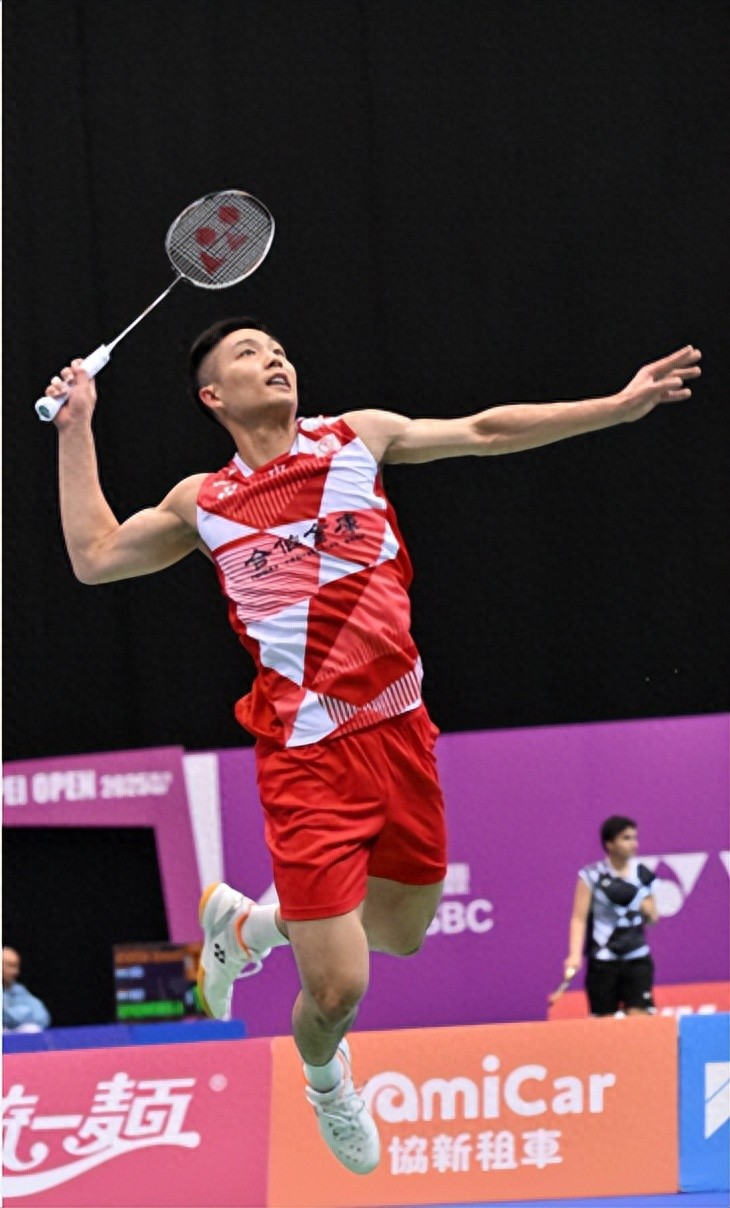 Zhou Tiancheng advanced to the top 8 of the men's singles at the 2025 Taipei Badminton Open, continuing to win the fifth championship in the history of the tournament