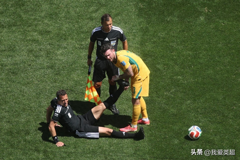 A rare sight? World Cup referee cramps up during stoppage time, lies on the pitch—players help stretch his leg, match paused for 2 minutes