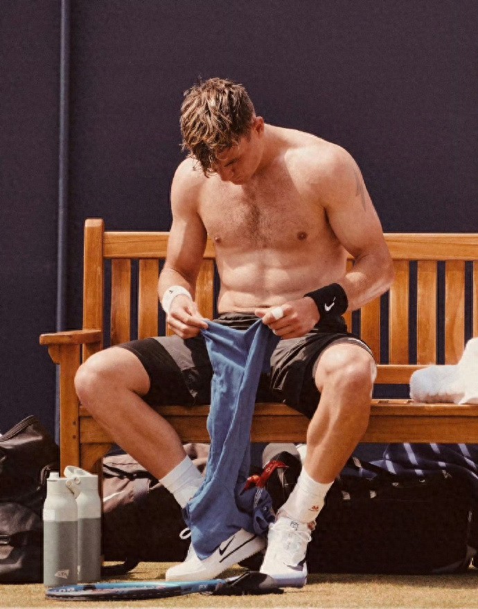Zheng Qinwen’s US Open doubles partner suffers left arm bone contusion, ending his season!