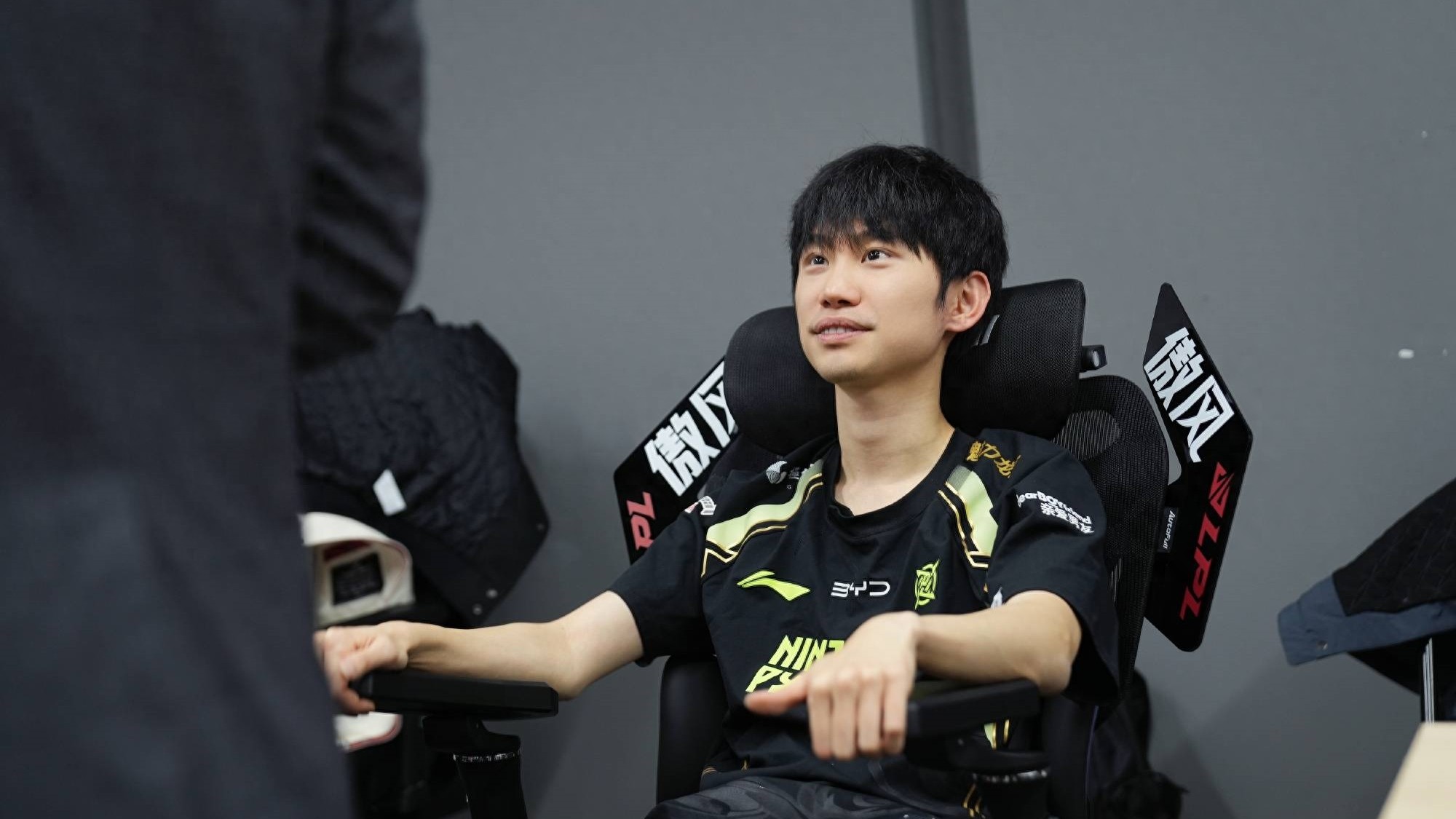 The founder of LOL&#39;s lane swap has secured their first victory! After the match, they were in tears during the interview, self-assessing: &#34;I was terrible to the point of oozing.&#34;