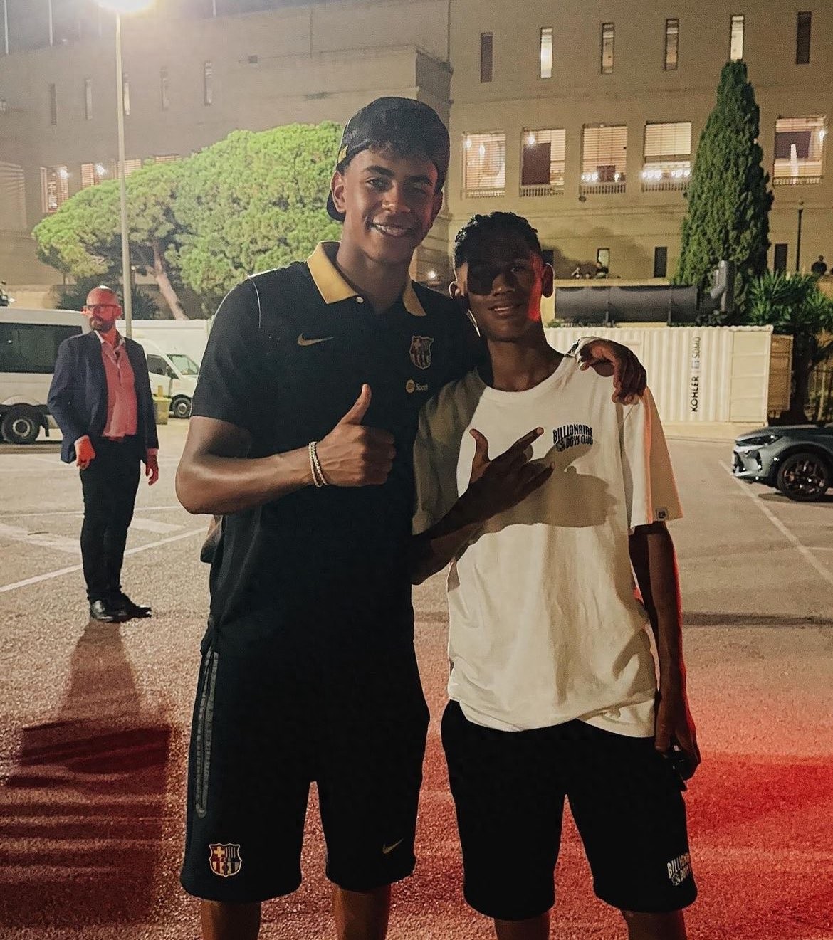 Barcelona aims to poach Manchester United's youth prospect for free, revealing his dream of following in his father's footsteps! Several top European clubs are eyeing him.