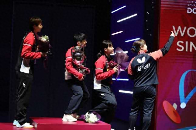 The 2025 World Table Tennis Championships women's singles medalist plays selfie, "like four sisters"