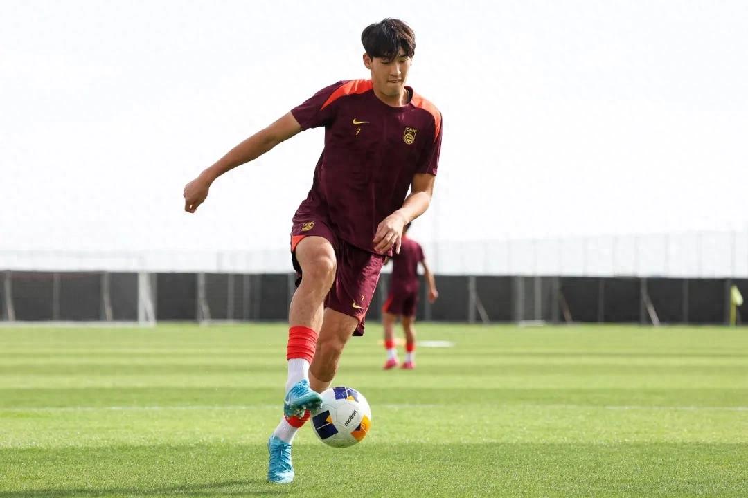 At the age of 17, he was selected for the U22 national football team! Buniamin: I told myself not to be nervous, I still want to go to Europe