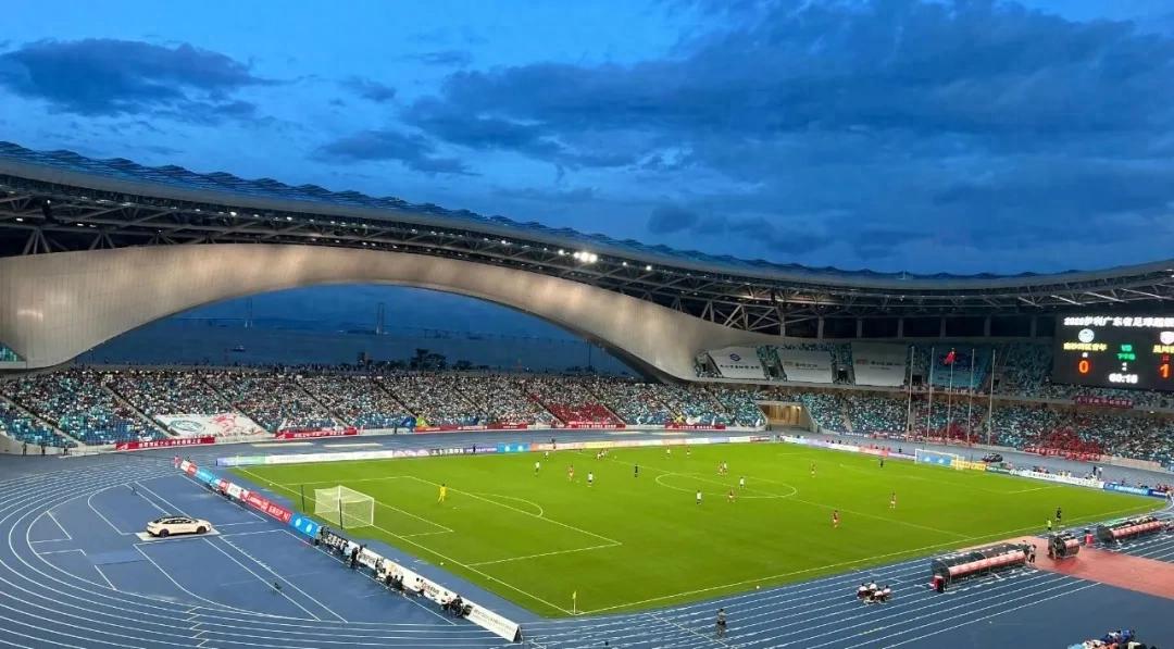 The Guangdong &#34;Provincial Super League&#34; kicked off flawlessly, with the Nansha Greater Bay Area Cultural and Sports Center setting sail by the sea breeze.