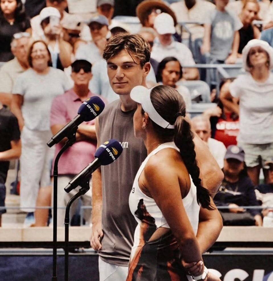 Draper accidentally revealed in an interview that the US Open mixed doubles is an exhibition match, and Pegula’s shocked reaction turned into a famous moment.