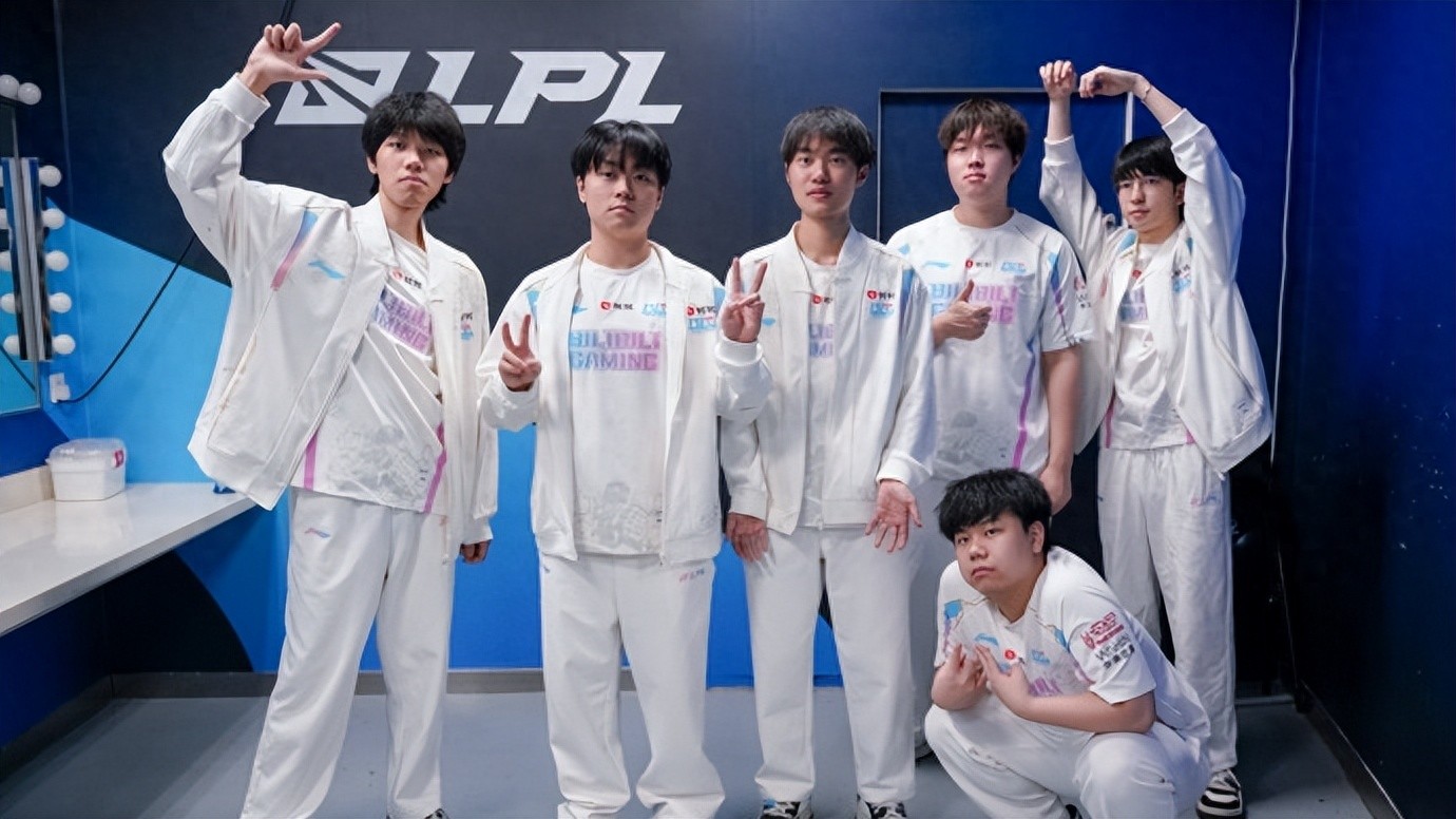 TheShy’s number one black fan has been &#34;caught&#34;! After two hours of live streaming and criticizing IG, he has been disqualified by the officials.