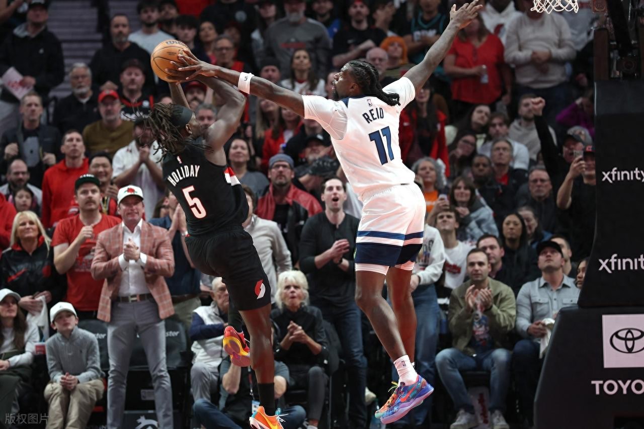 Disappointing debut! Yang Hansen scored 2 points and grabbed 1 rebound in 5 minutes and 16 seconds, Huazi put up 41+7 as the Trail Blazers narrowly lost to the Timberwolves.