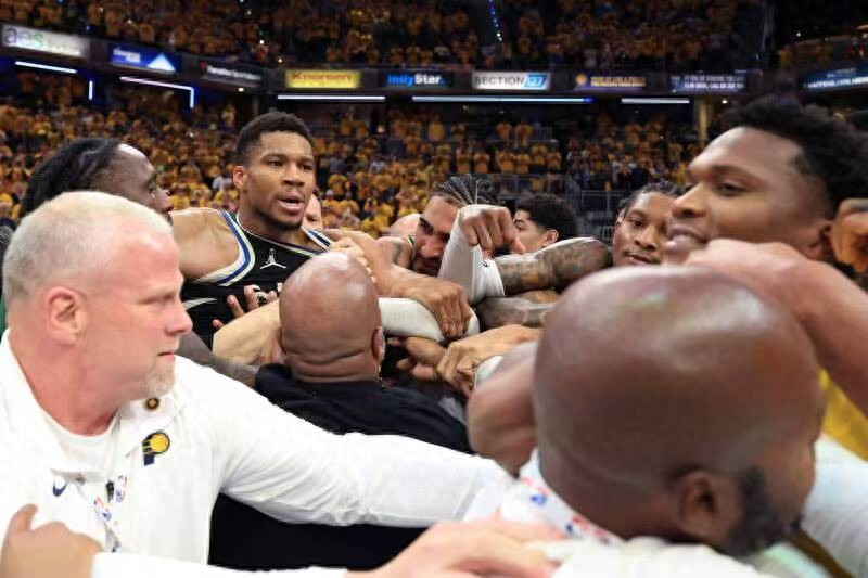 Choking Bucks star "Brother Alphabet", Haliburton's father was banned from the Pacers' home and away games