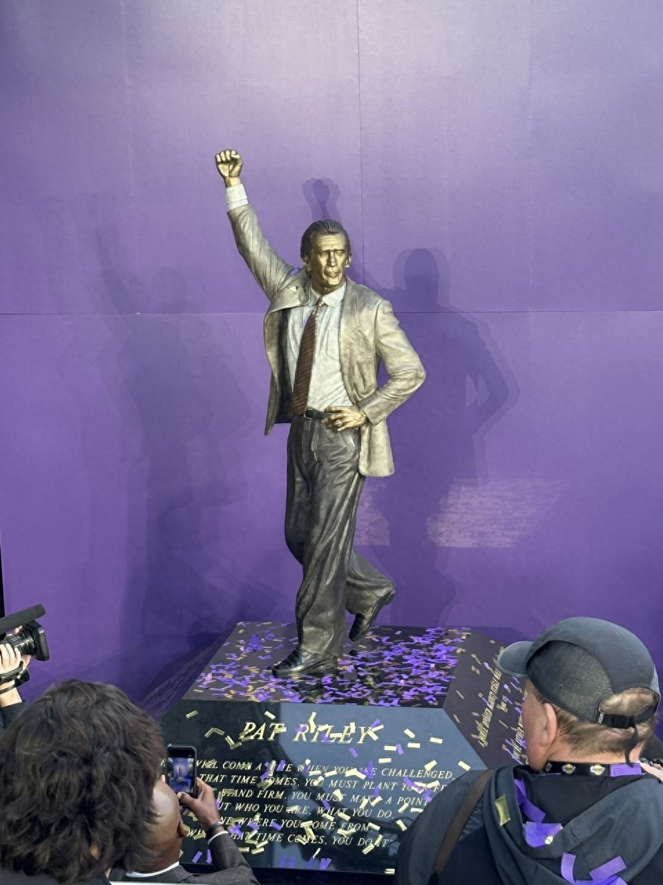 The unveiling ceremony of the Pat Riley statue by the Lakers is officially complete! Dwyane Wade attended to offer congratulations, while U.S. media humorously noted the clear difference between the two statues.