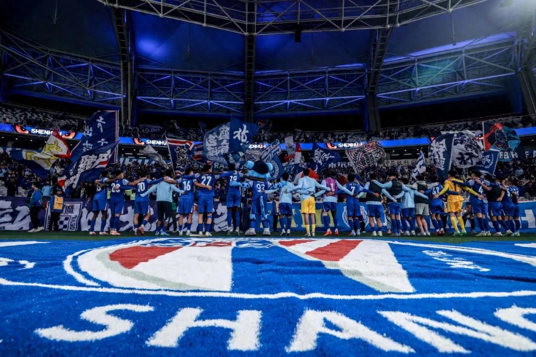Raise your head to accept the fans' applause! Shenhua secures their first AFC Champions League win, defending the pride of the Chinese Super League.