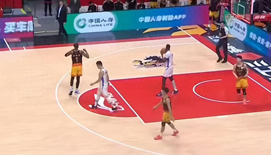 趙睿首戰斬獲10分,周琦6投5中拿下12分8籃板,北京輕鬆擊敗江蘇贏得開門紅