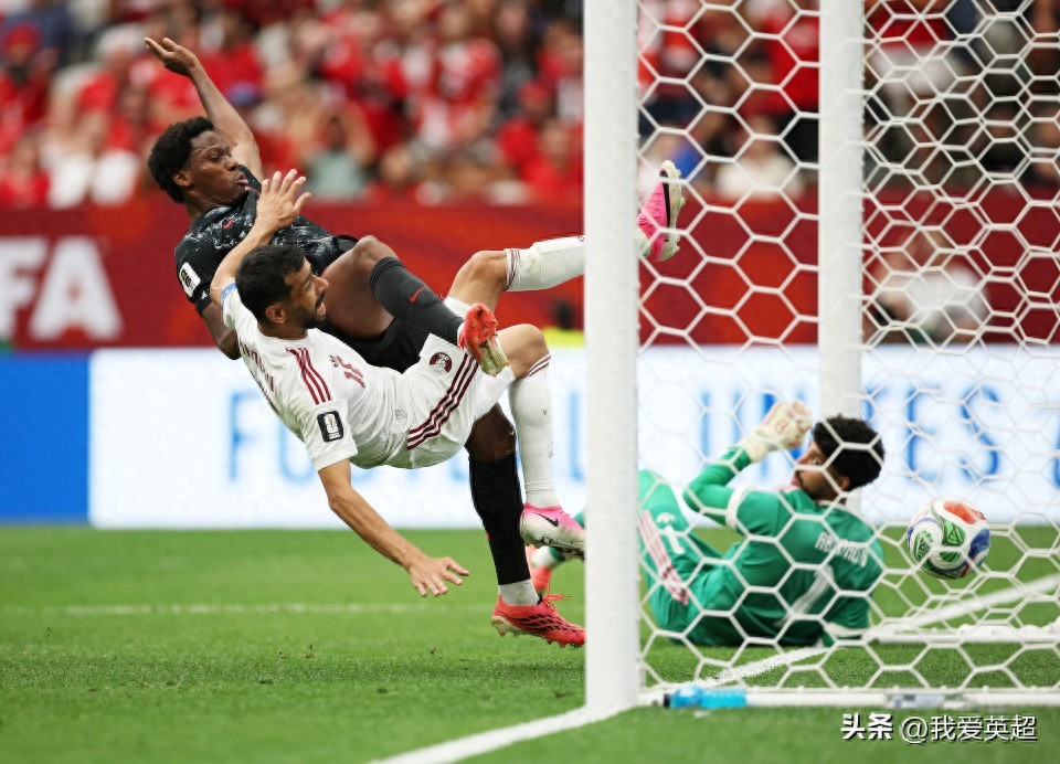 Qatar's 33rd-minute red card sets a record! With just 27 matches played in this World Cup, there have already been 5 red cards, surpassing the totals of the previous two full tournaments.