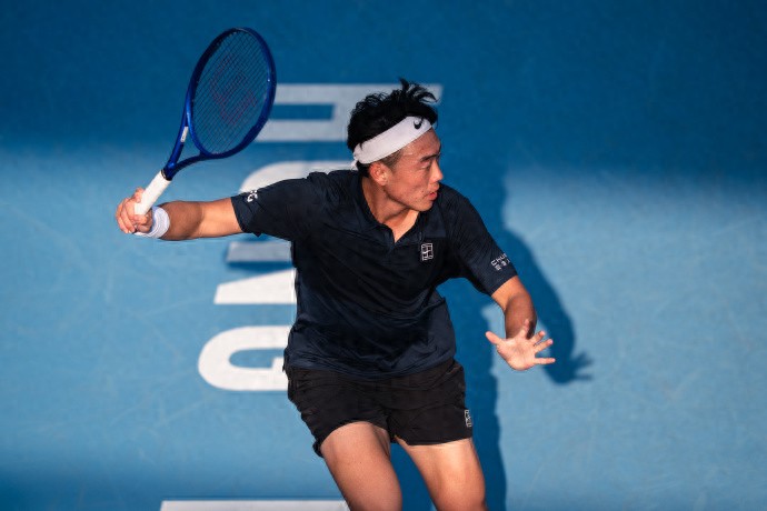 A major upset is about to emerge at the Hong Kong 250 tournament with odds heavily favoring a shock; Shang Juncheng takes on the fifth seed Sonego in a thrilling showdown.