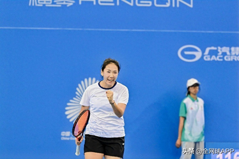 The hearing-impaired group crowned their final four gold medalists! Hu Lihua becomes the "triple gold champion" in tennis at the Special Olympics Games.