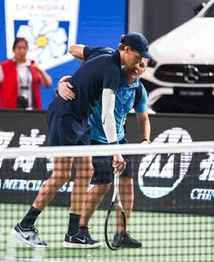 Sinner’s compatriots say his physical condition is worse than Djokovic’s, calling his participation in the China Open a mistake, and Ziwei’s injury puts the season in doubt.