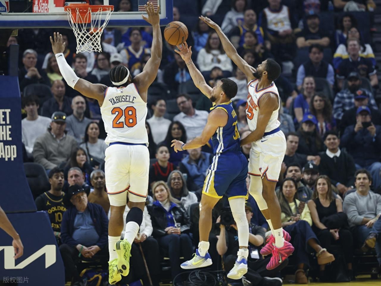 Home Alone! Moody hits 7 three-pointers for 21 points, Curry scores 27, Towns records a double-double in vain, Warriors defeat Knicks