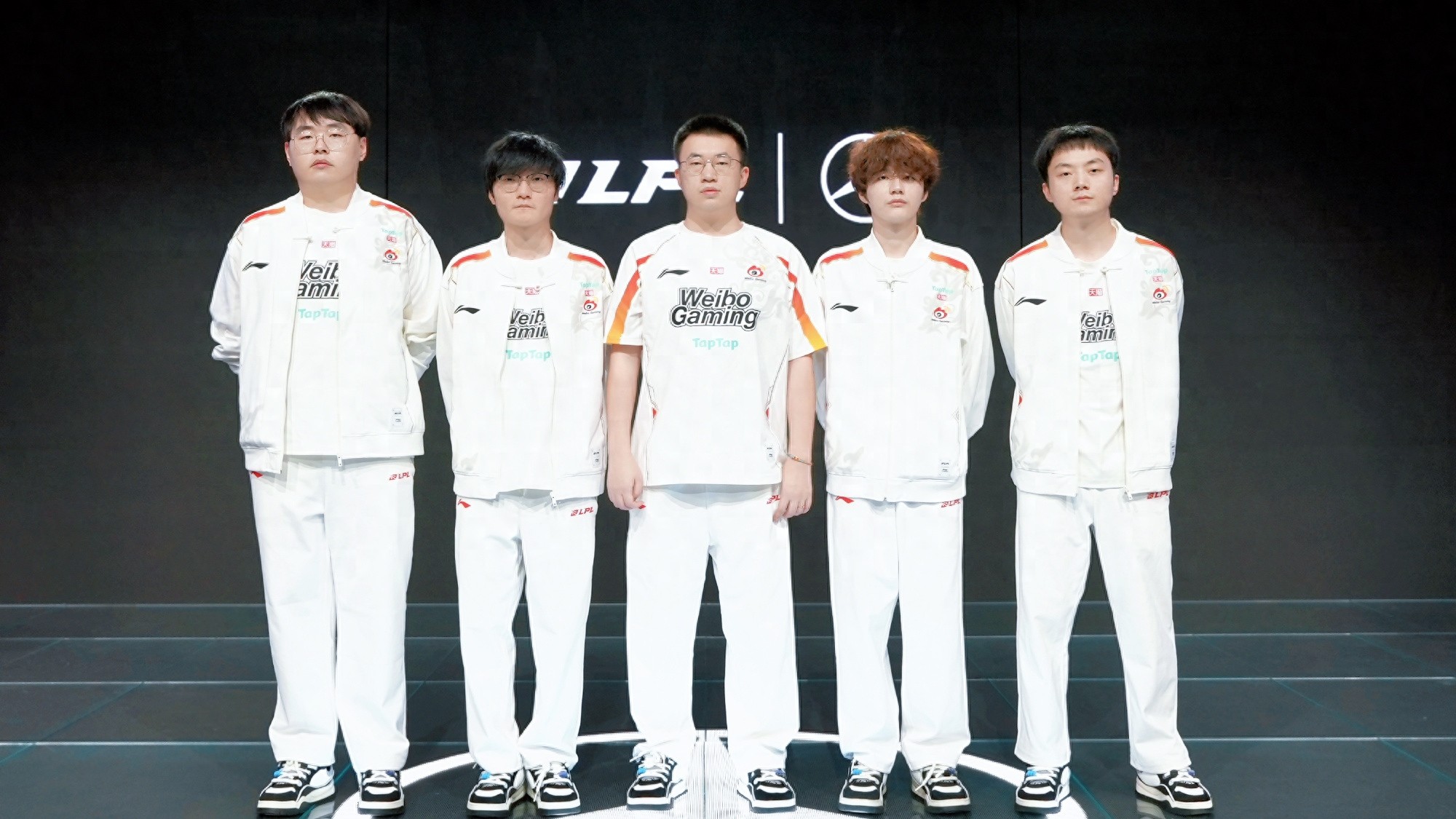 The all-Chinese LPL team was crushed like bots! Light set a shameful new record, falling behind by 8766 in a single lane matchup.