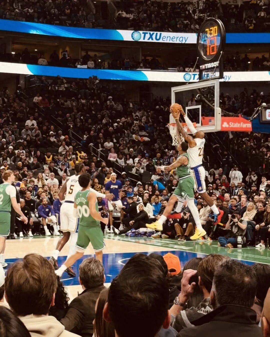 Tough guy! A Lakers player suffered a finger dislocation but played through the injury! Against the Bulls, the win probability stands at 58.4%.