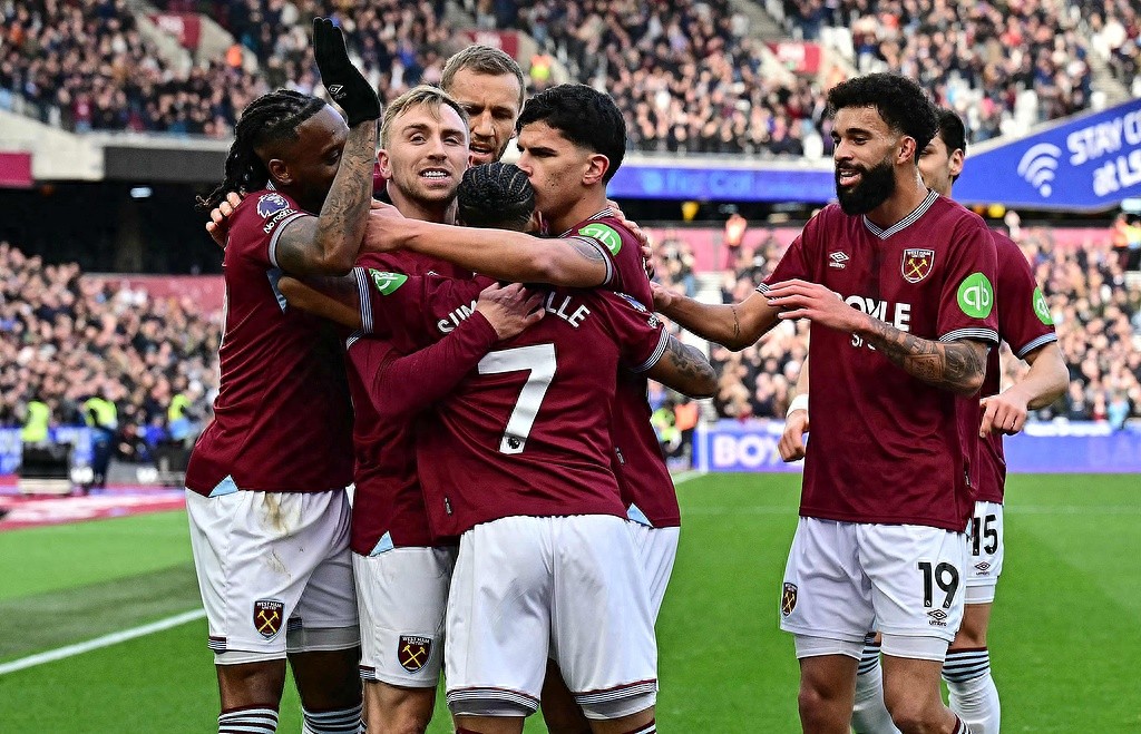 West Ham sells Summerville for £68 million, while Rashford can't attract a buyer at £26 million! Manchester United fans are devastated.
