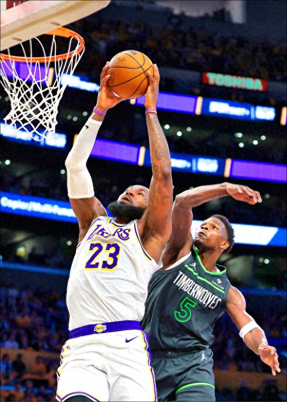 In the first round of the NBA playoffs, the Timberwolves performed "the following grams", and James hung eggs in the first quarter