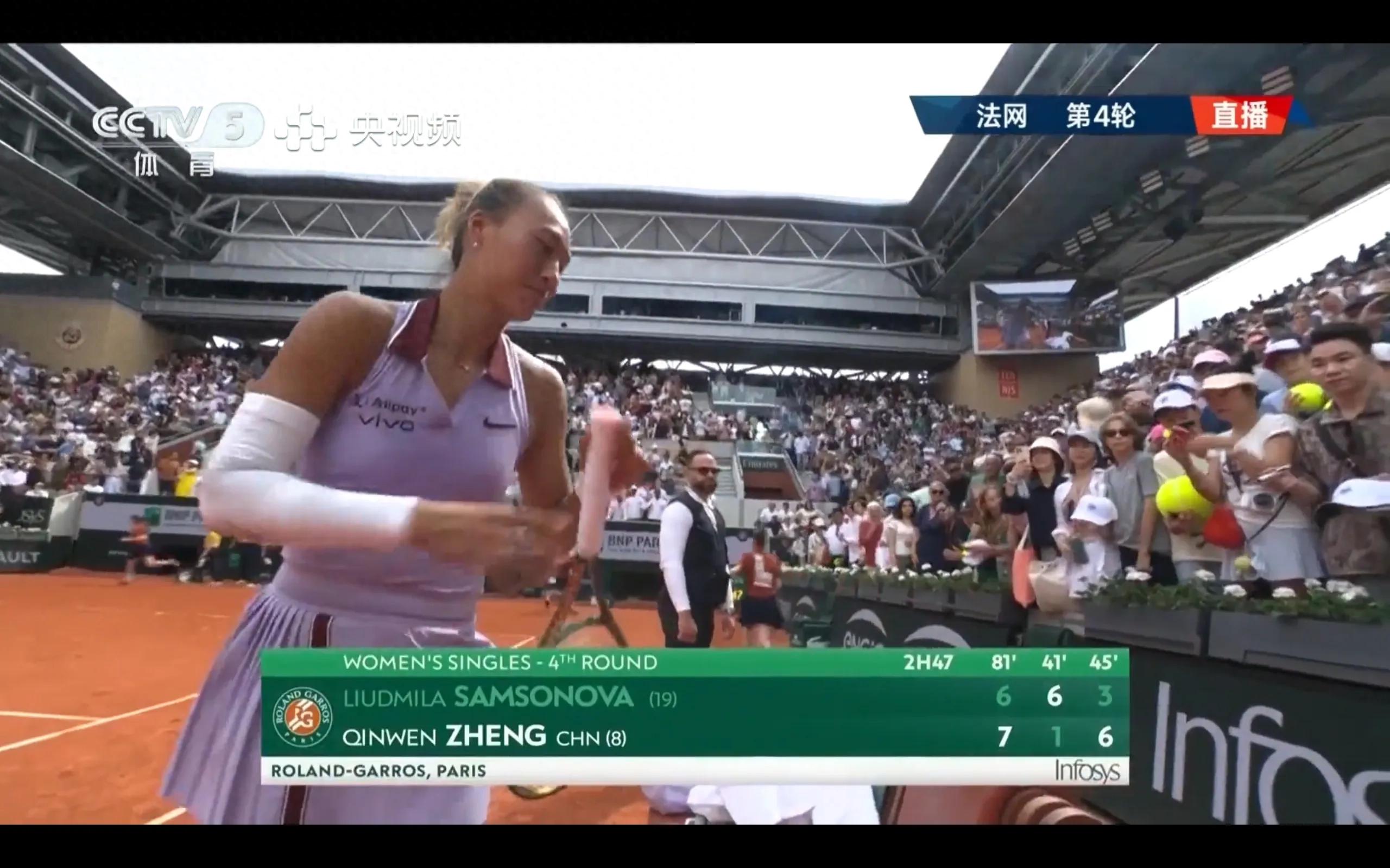 The latest report of the French Open Zheng Qinwen defeated Samsonova 2-1 to advance to the quarterfinals, setting the best record in the French Open