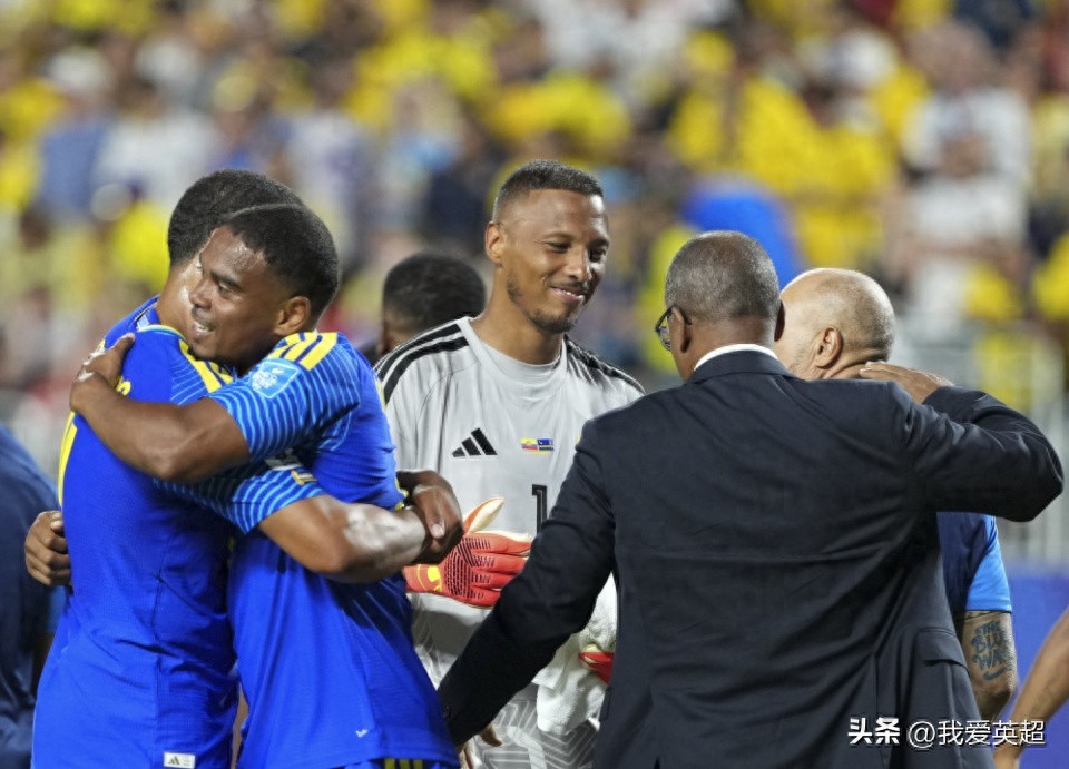 An underdog nation with a population of 160,000 made history in consecutive World Cup matches! The team celebrated wildly, the goalkeeper knelt in awe, and the 78-year-old legendary coach shed tears.