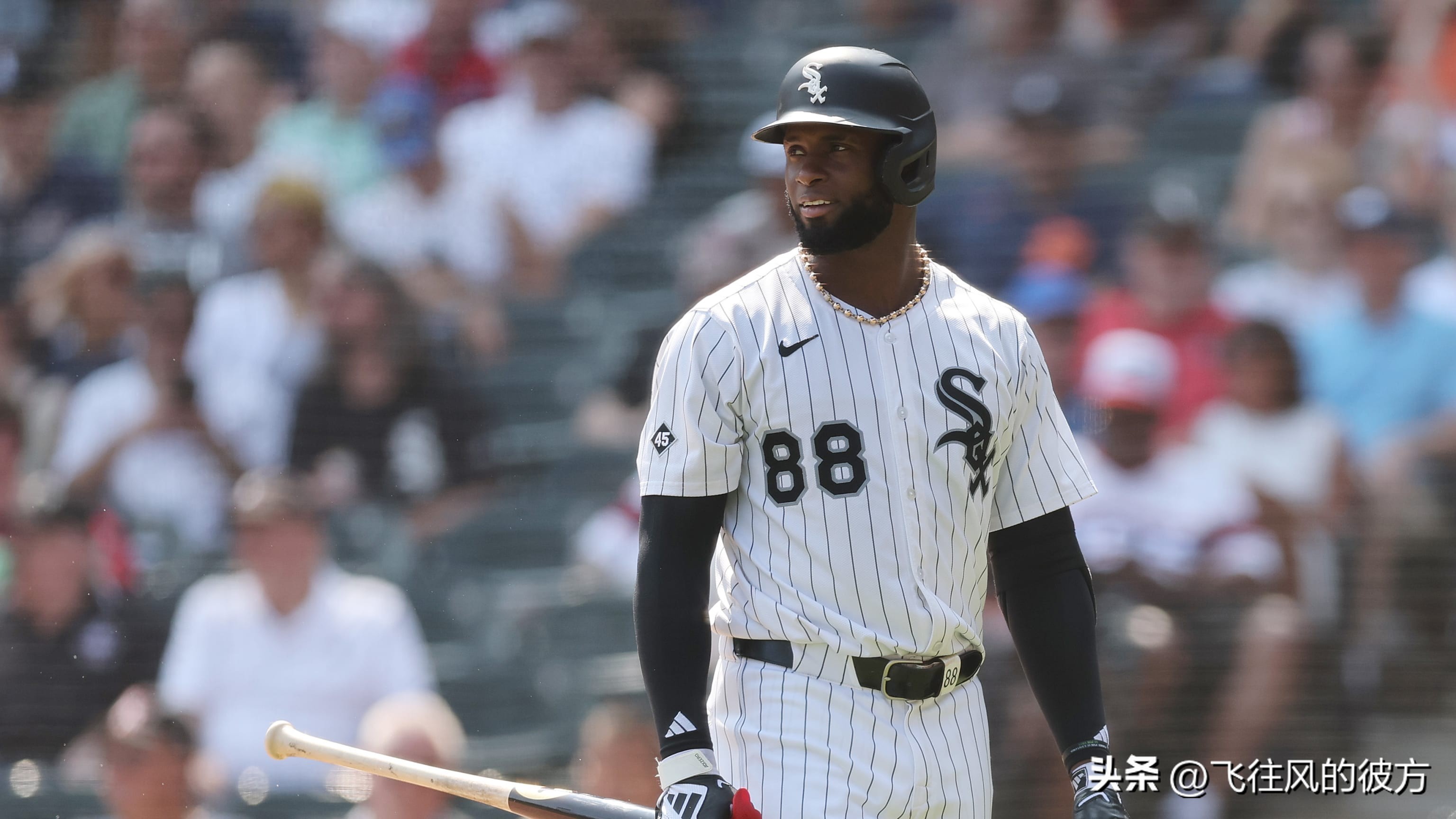The New York Mets have acquired center fielder Luis Robert Jr. in a trade, sending Acuña and Pauley in return.
