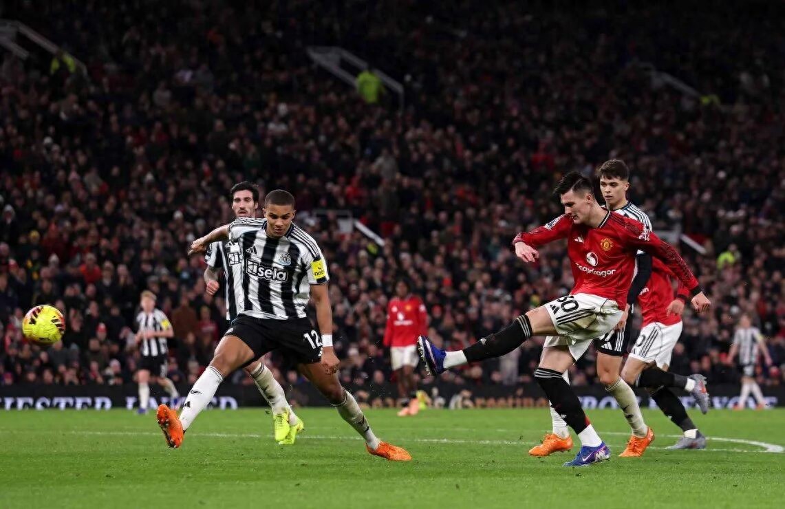 Benjamin Sesko sets his next target for Manchester United! Starting position may be at risk, Carrick could make major lineup adjustments.