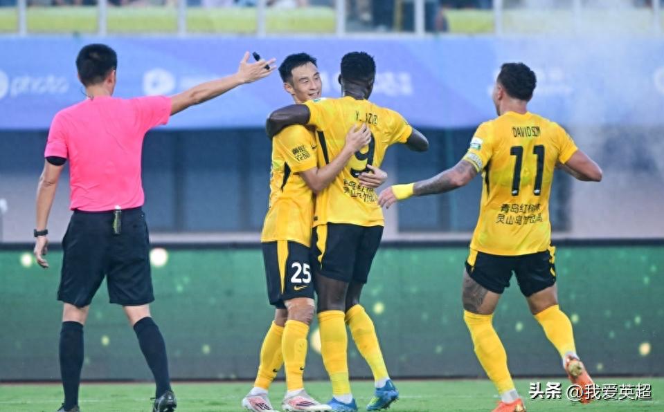 Ten-man Qingdao Hainiu lost 0-2 to Qingdao West Coast in the Chinese Super League, suffering a fourth consecutive defeat and dropping to the bottom of the table. Li Suda was sent off, while West Coast extended their unbeaten run to three matches and rose to second place.