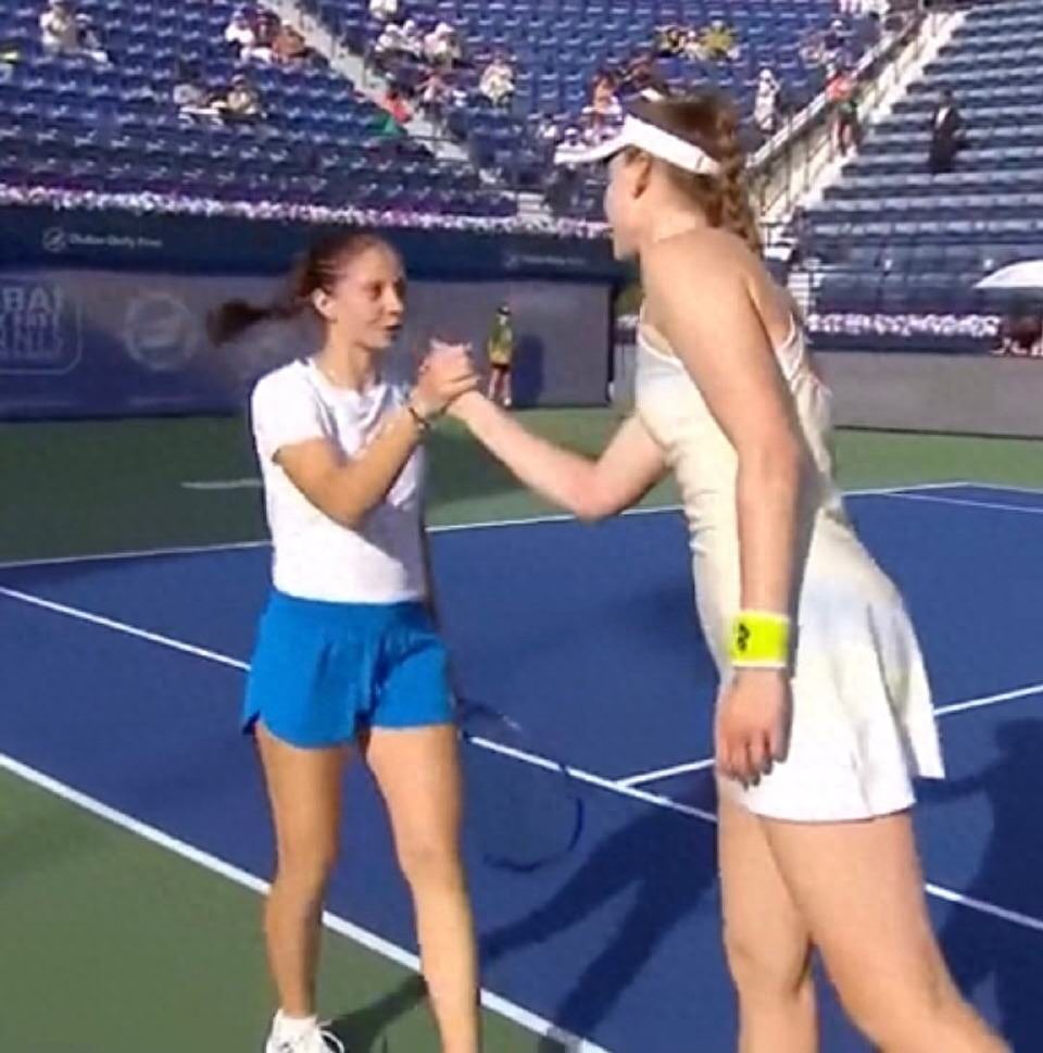 Rebakkina withdrew due to illness, missing the quarterfinals; Badosa faced online abuse after her withdrawal and responded angrily.